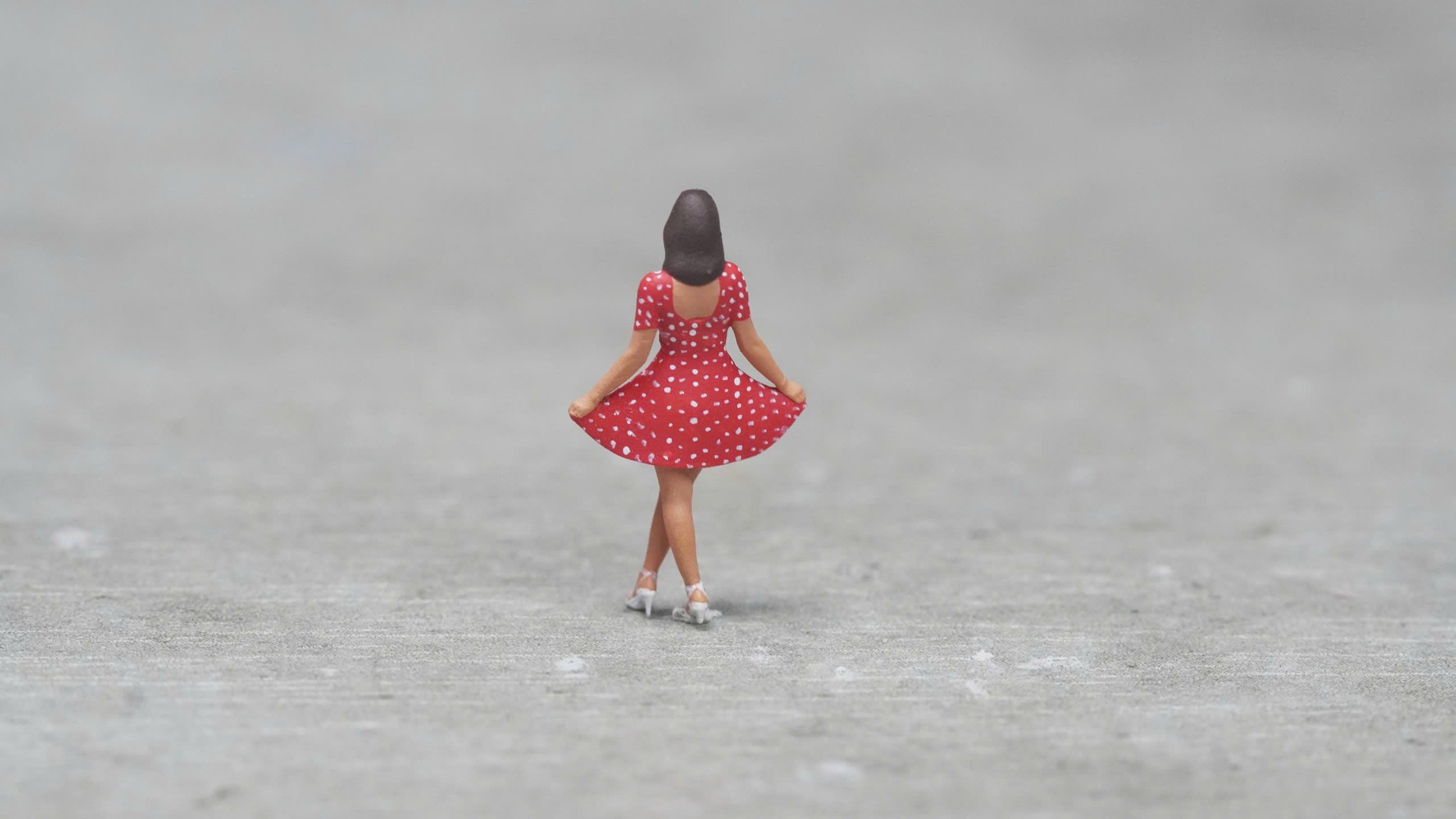 Girl figurine handpaint high detail 1:18 to HO scale
