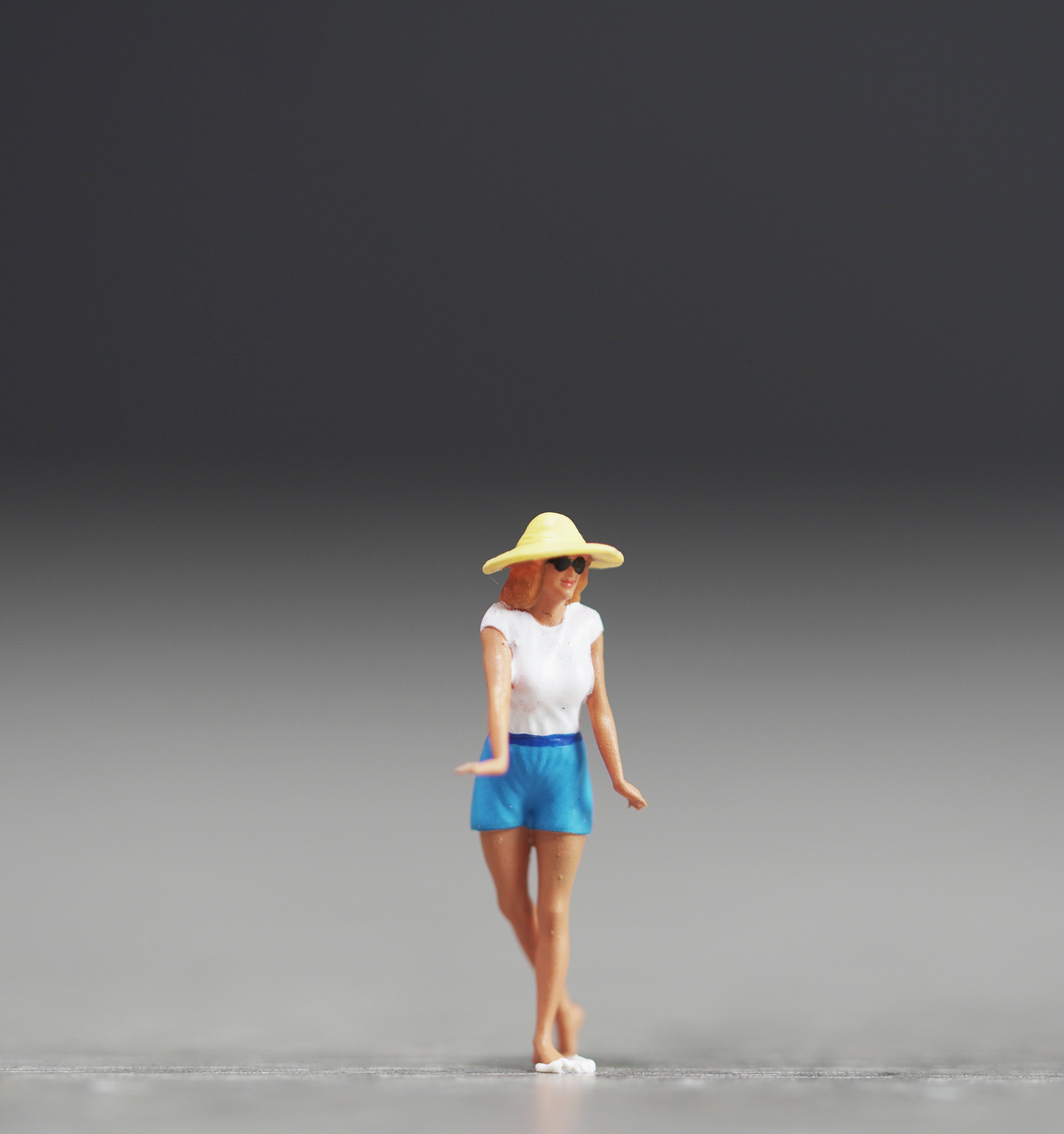 Girl in 60s-70s figure handpaint high detail 1:18 to HO scale