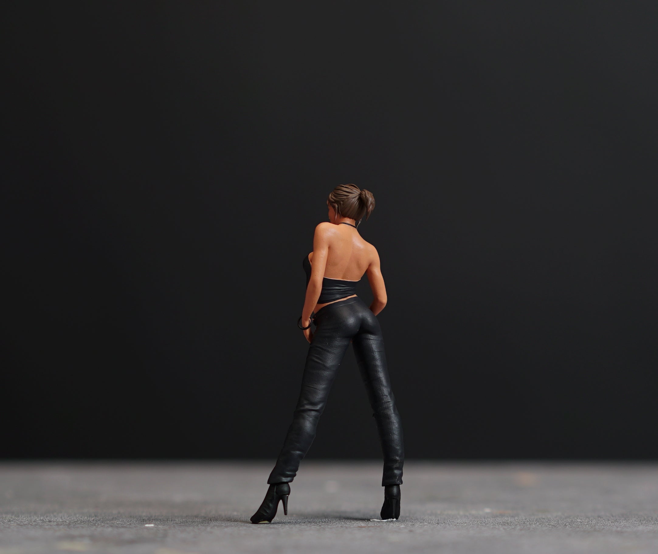 Charlie girl figurine handpaint high detail 1:18 to HO scale