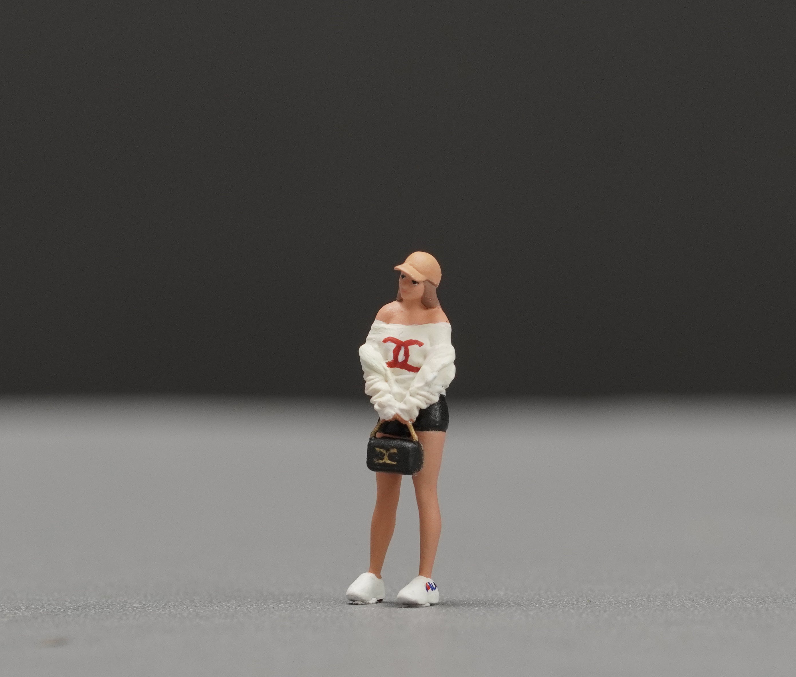 Girl Carrying bag figurine handpaint high detail 1:18 to HO scale