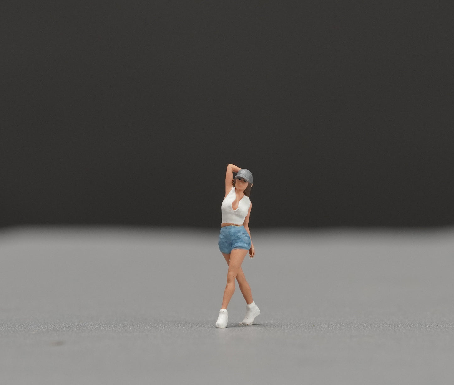 Girl in shorts figurine handpaint high detail 1:18 to HO scale
