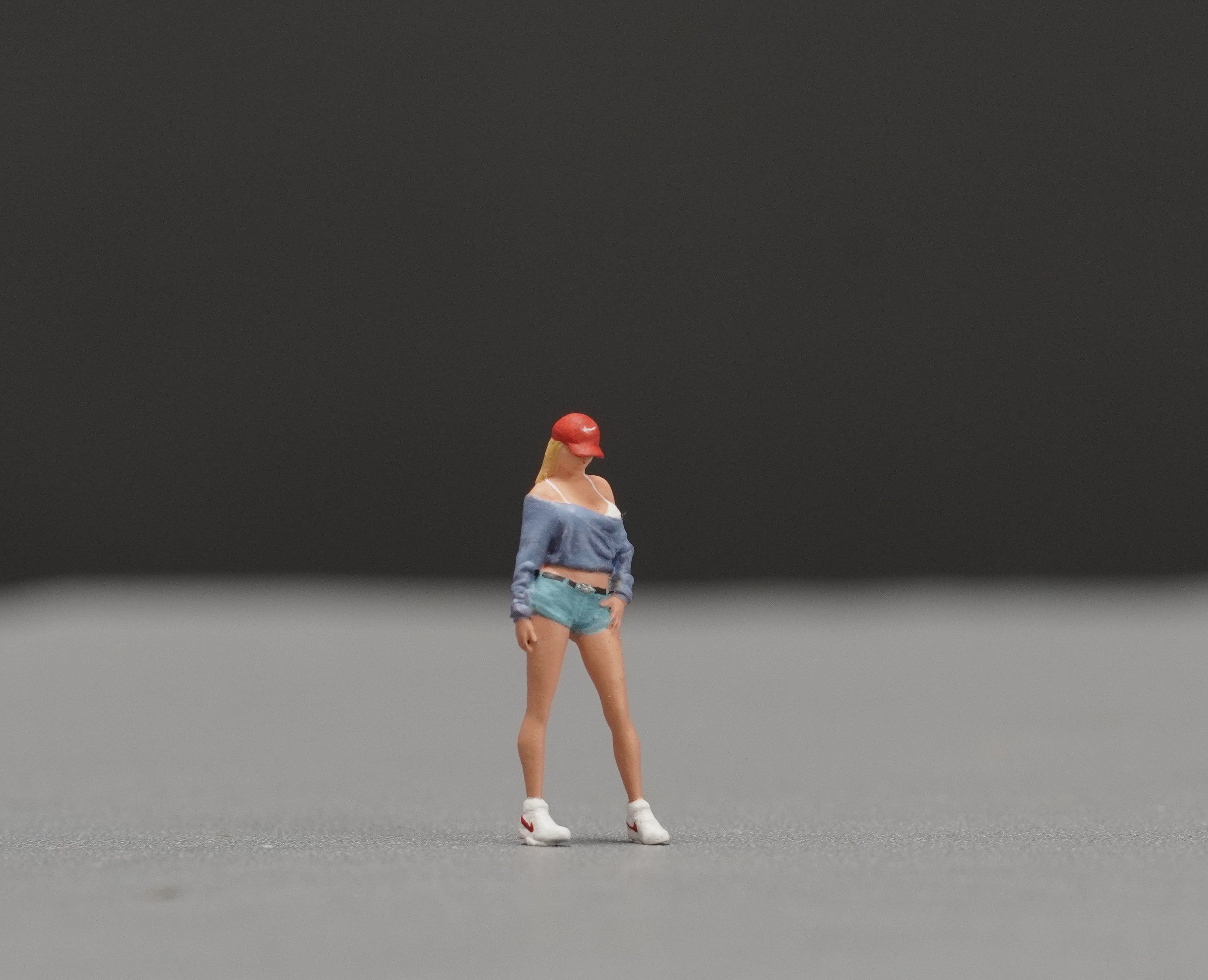 Girl in crop top figurine handpaint high detail 1:18 to HO scale