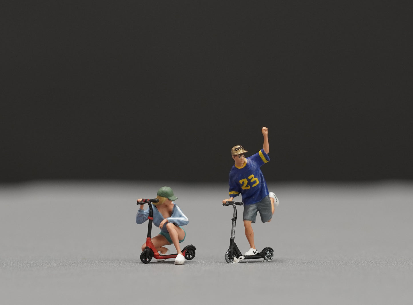 Couple and scooter figurine handpaint high detail 1:18 to HO scale