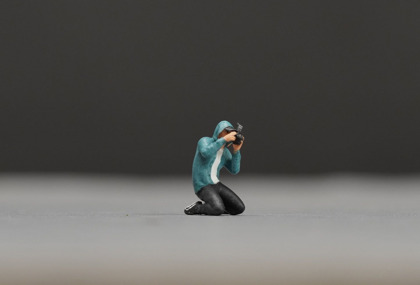 Man Taking Photo figurine handpaint high detail 1:18 to HO scale