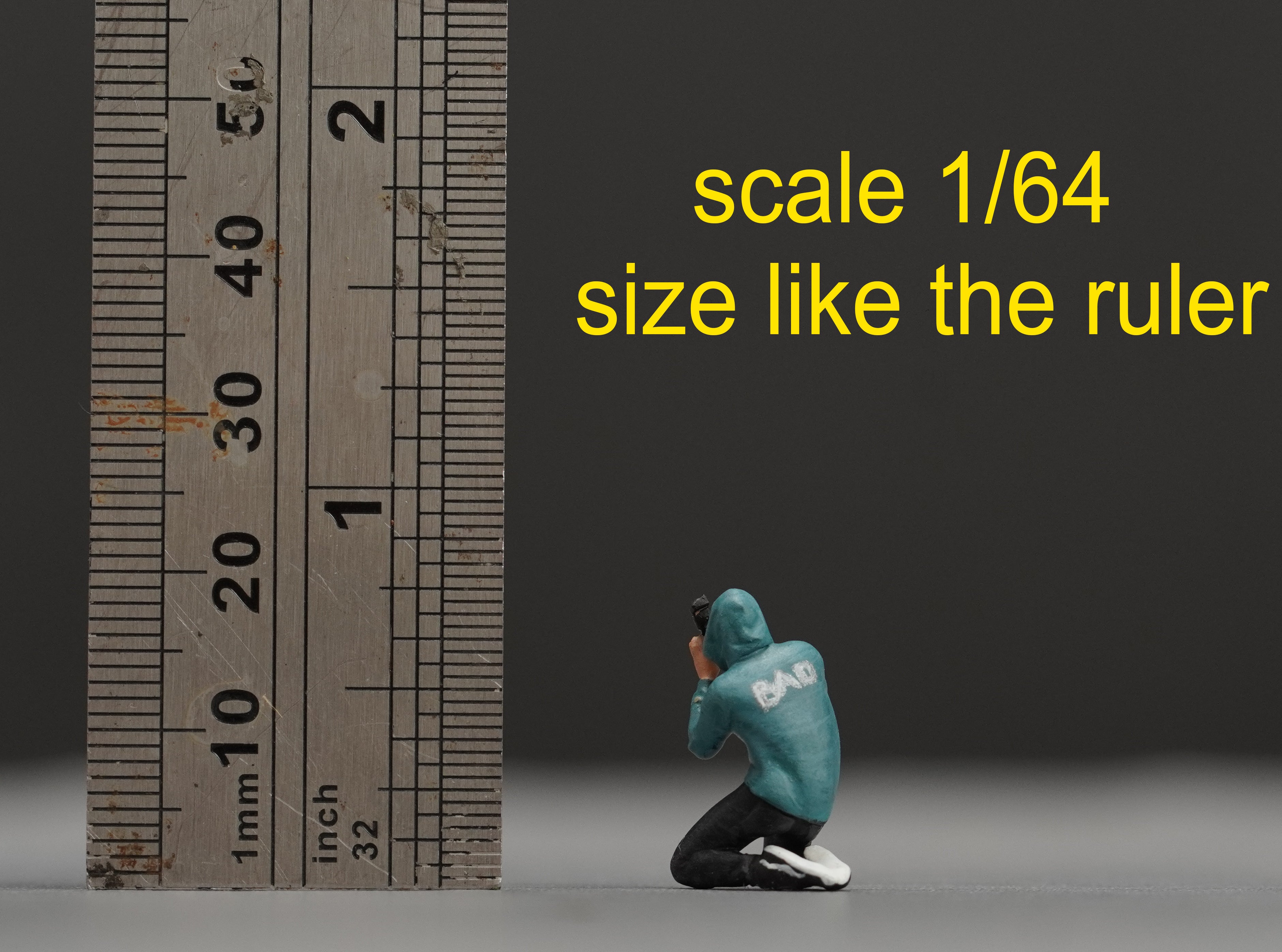 Man Taking Photo figurine handpaint high detail 1:18 to HO scale