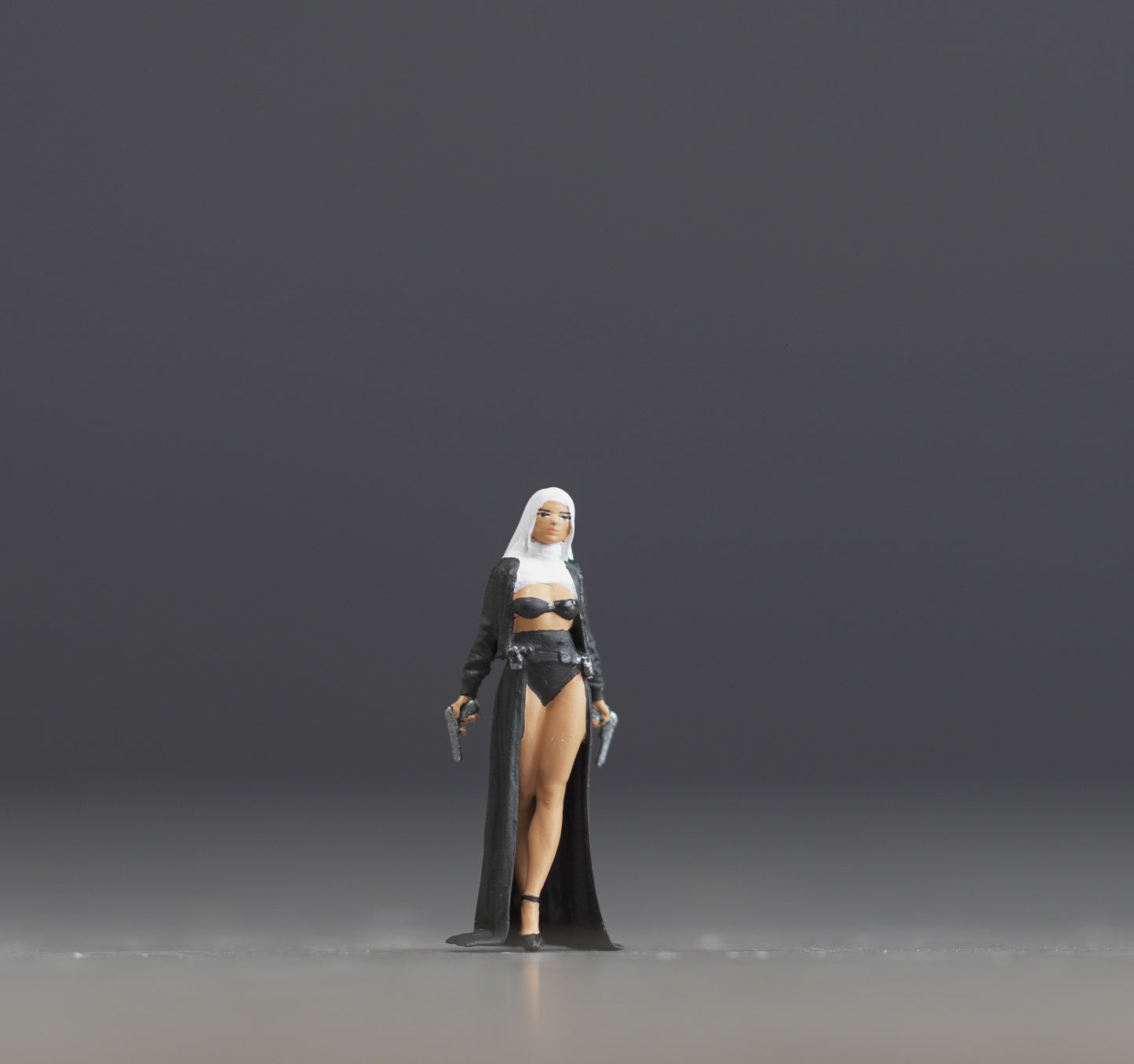 Girl figurine handpaint high detail 1:18 to HO scale