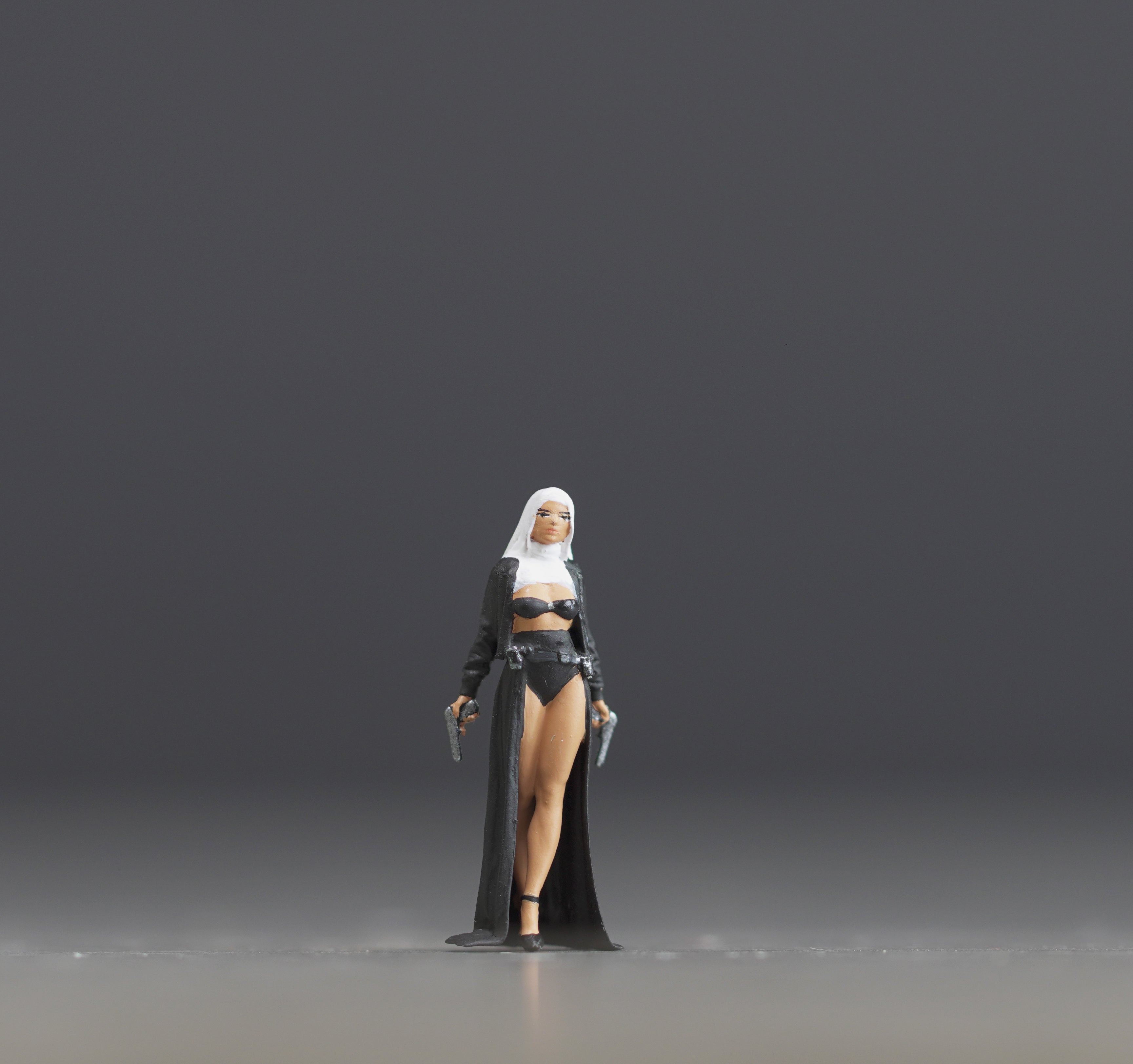 Girl figurine handpaint high detail 1:18 to HO scale