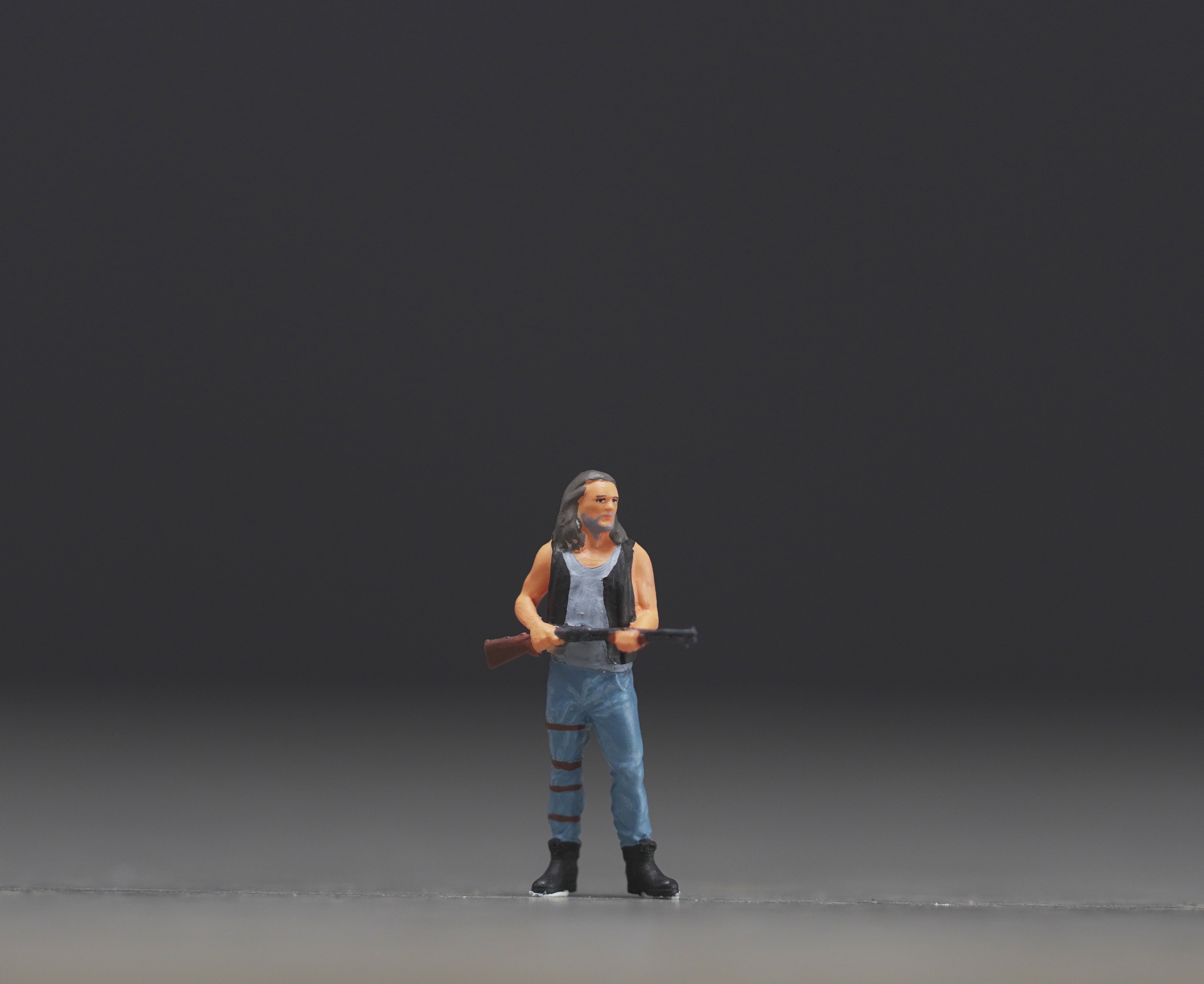Man holding figure handpaint high detail 1:18 to HO scale