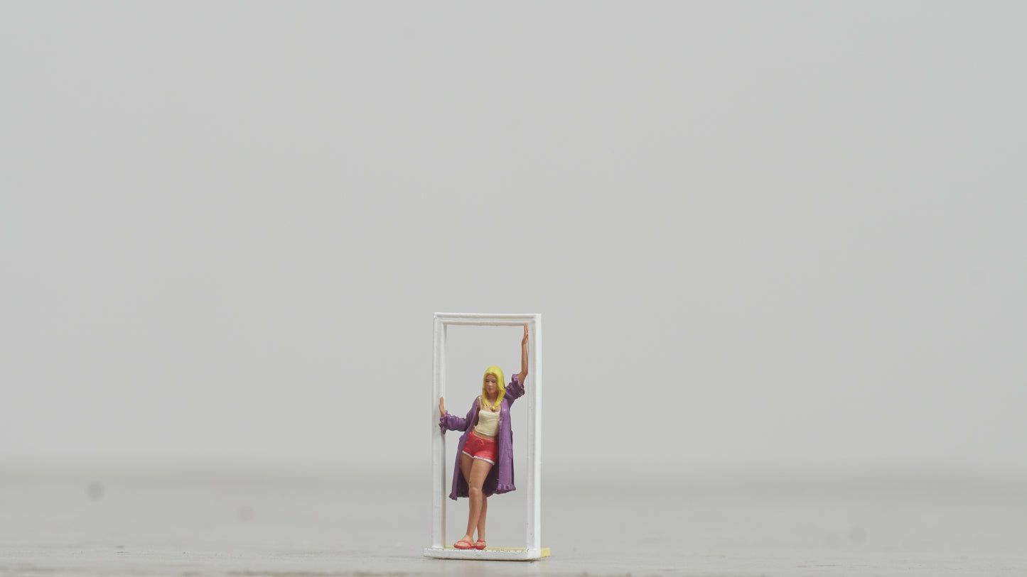 Girl leaning against the door figure handpaint high detail 1:18 to HO scale A213