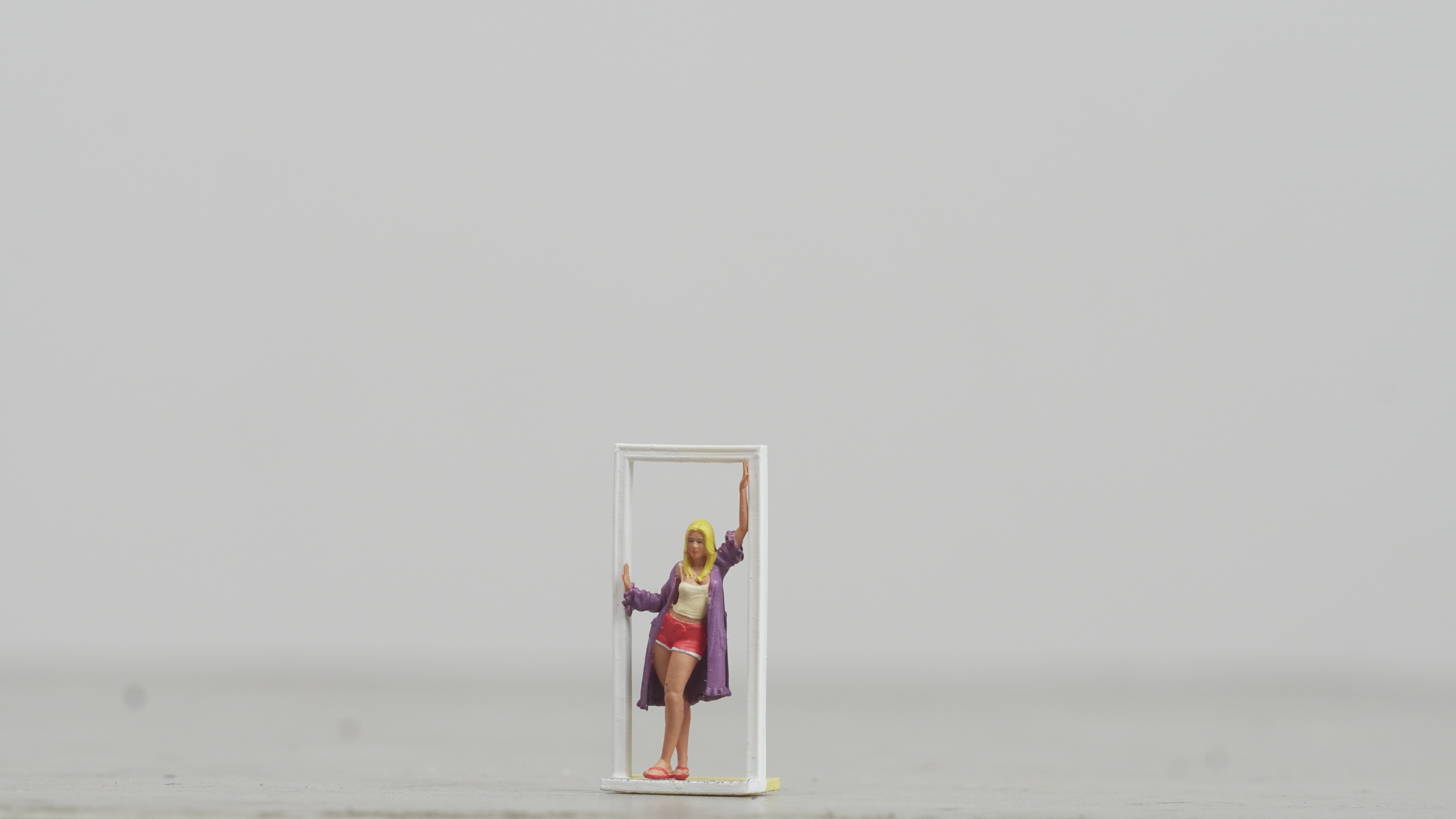 Girl leaning against the door figure handpaint high detail 1:18 to HO scale