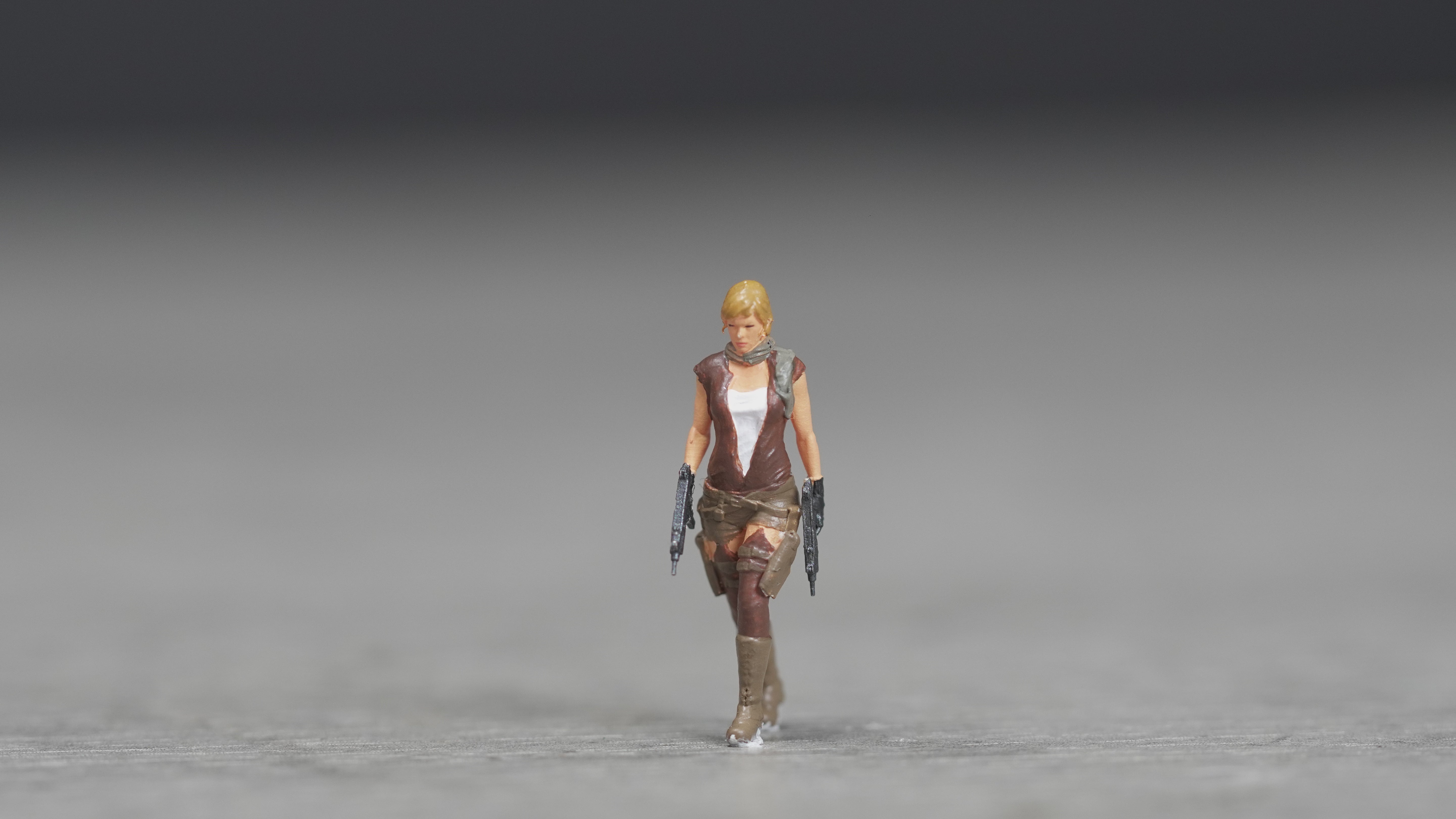 Girl with gun figure HO 1/64 1/43 1/24 1/18 Scale handpaint high detail