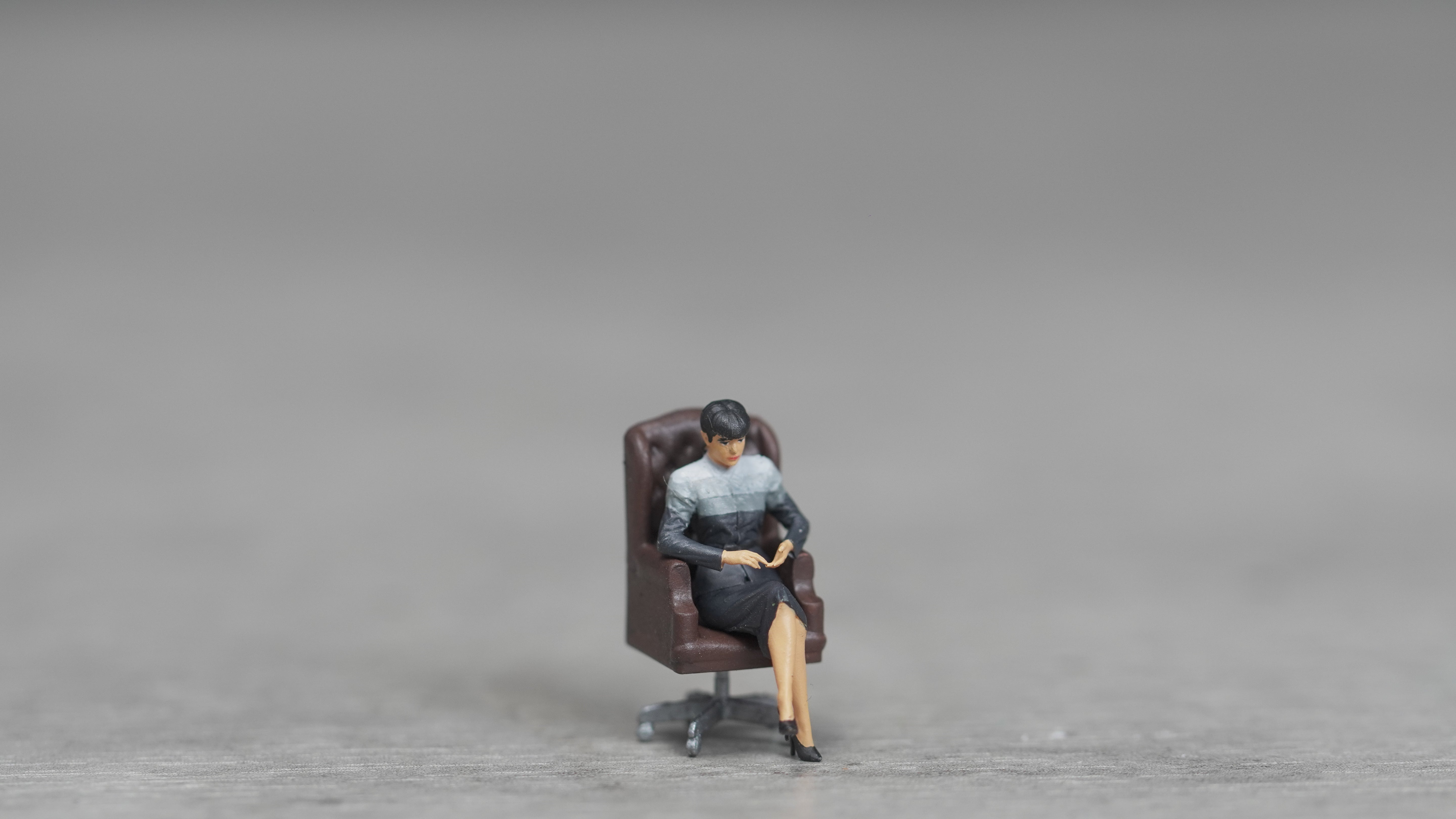 Girl sitting figure HO 1/64 1/43 1/24 1/18 Scale handpaint high detail