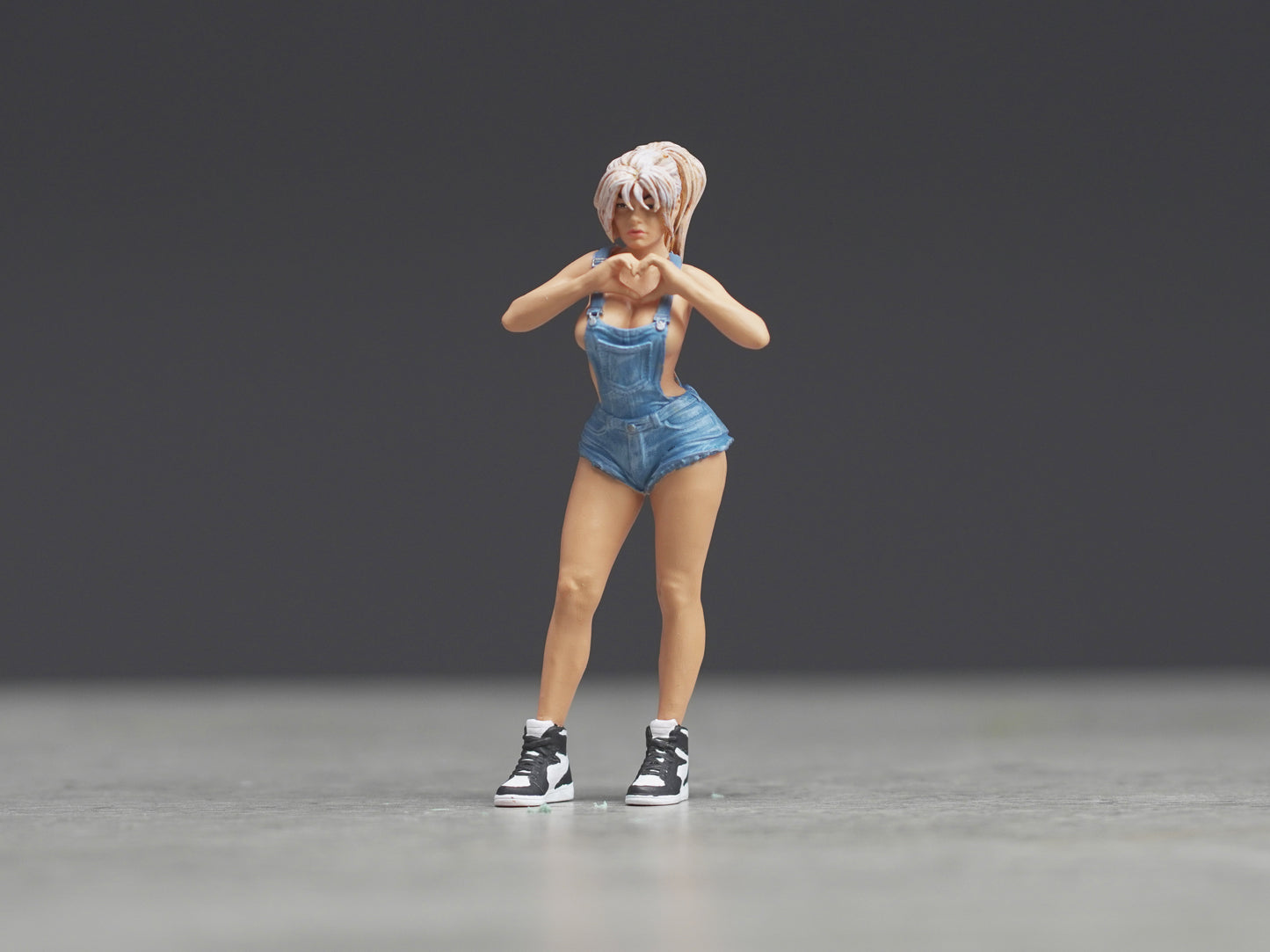 Sexy girl with heart figure HO 1/64 1/43 1/24 1/18 Scale handpaint high detail
