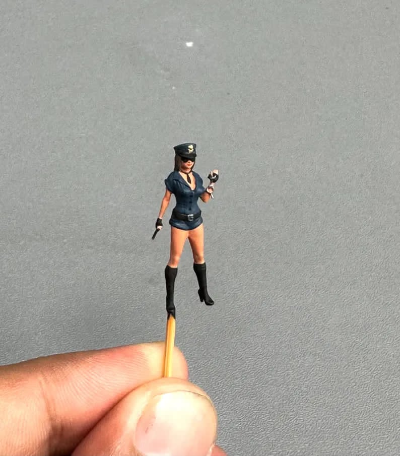 Police girl figurine handpaint high detail 1:18 to HO scale