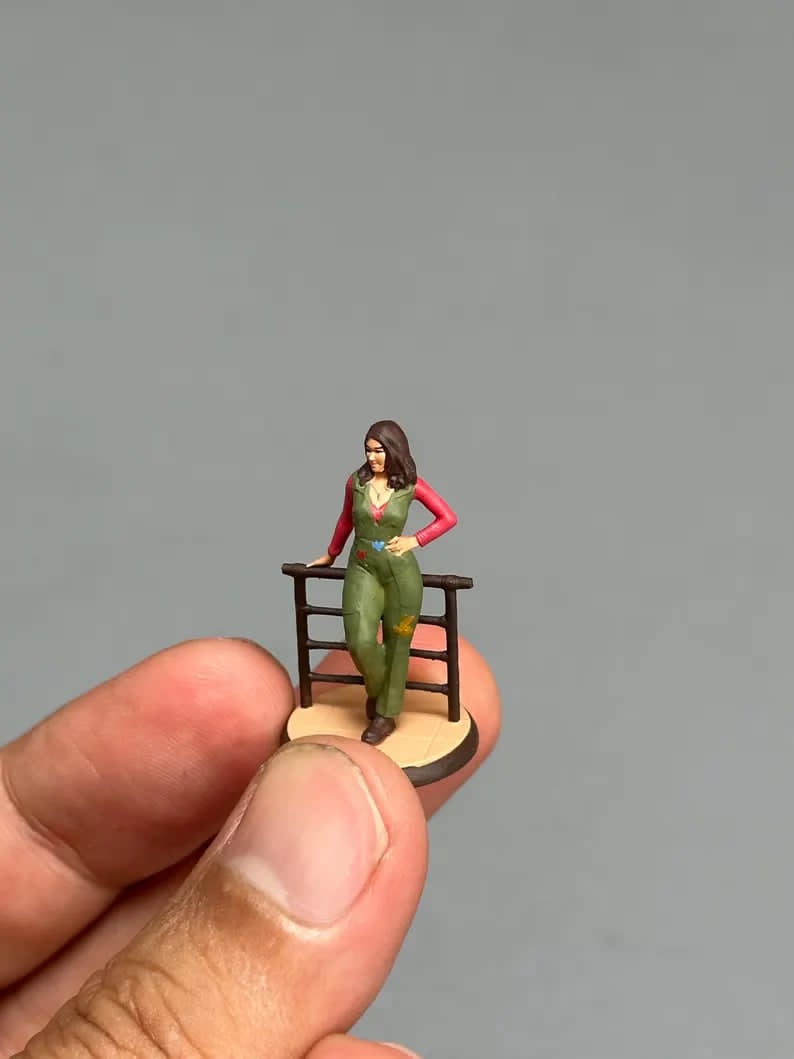 Standing girl figurine handpaint high detail 1:18 to HO scale