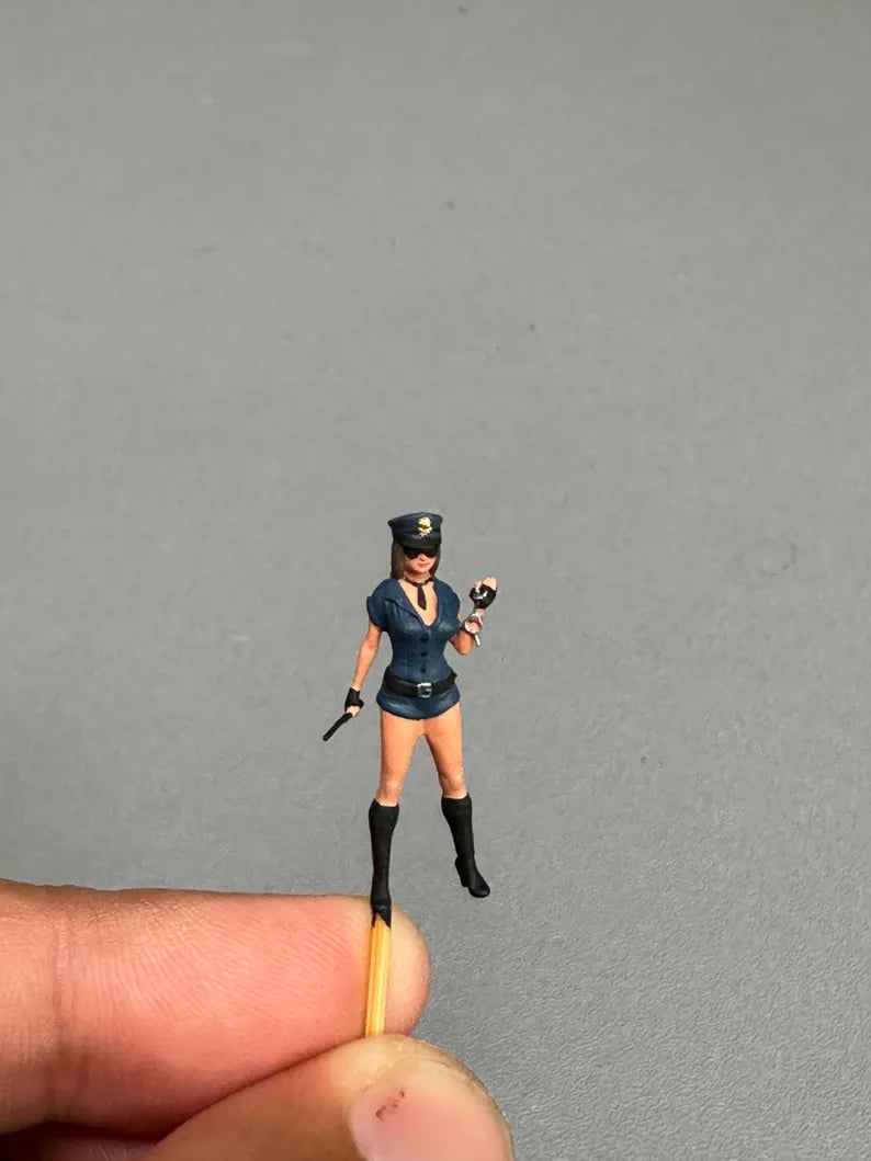 Police girl figurine handpaint high detail 1:18 to HO scale