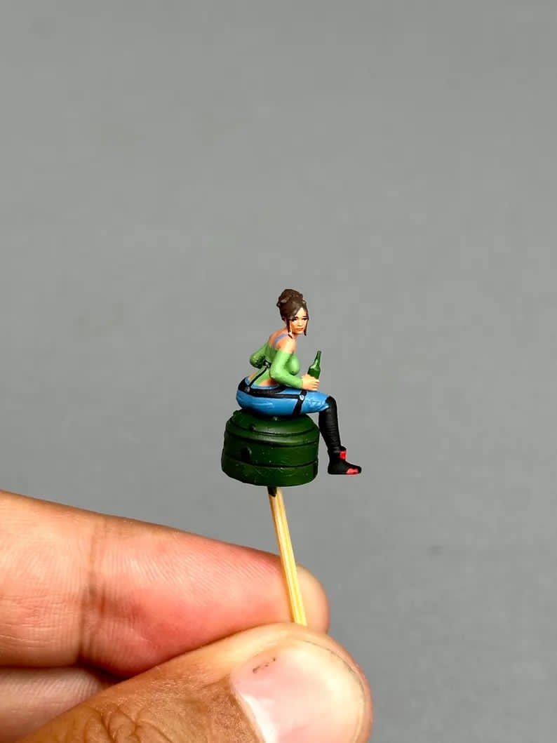 Cyber girl sitting figurine handpaint high detail 1:18 to HO scale