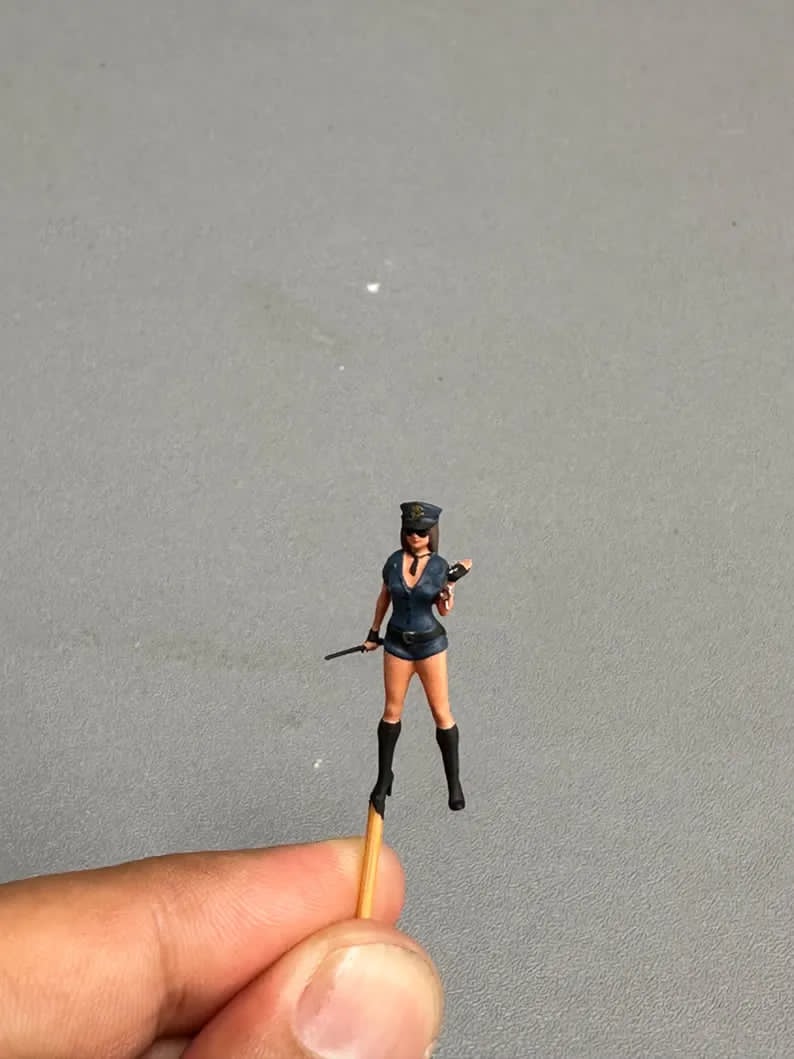 Police girl figurine handpaint high detail 1:18 to HO scale