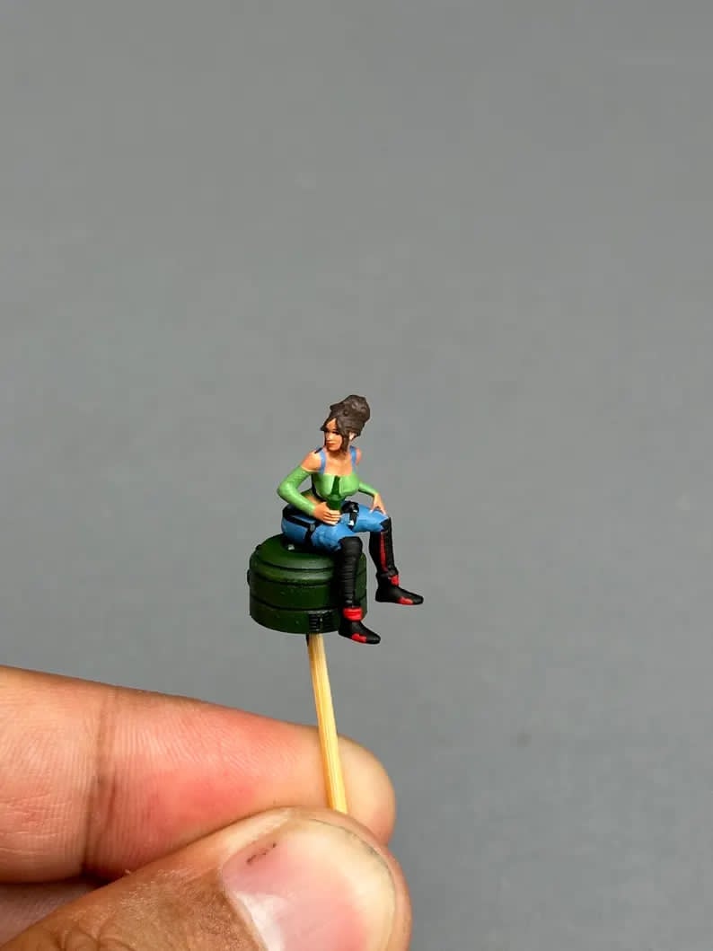 Cyber girl sitting figurine handpaint high detail 1:18 to HO scale