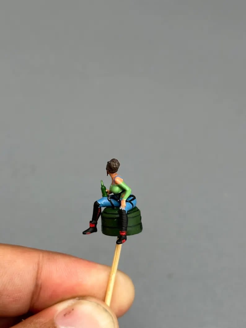 Cyber girl sitting figurine handpaint high detail 1:18 to HO scale