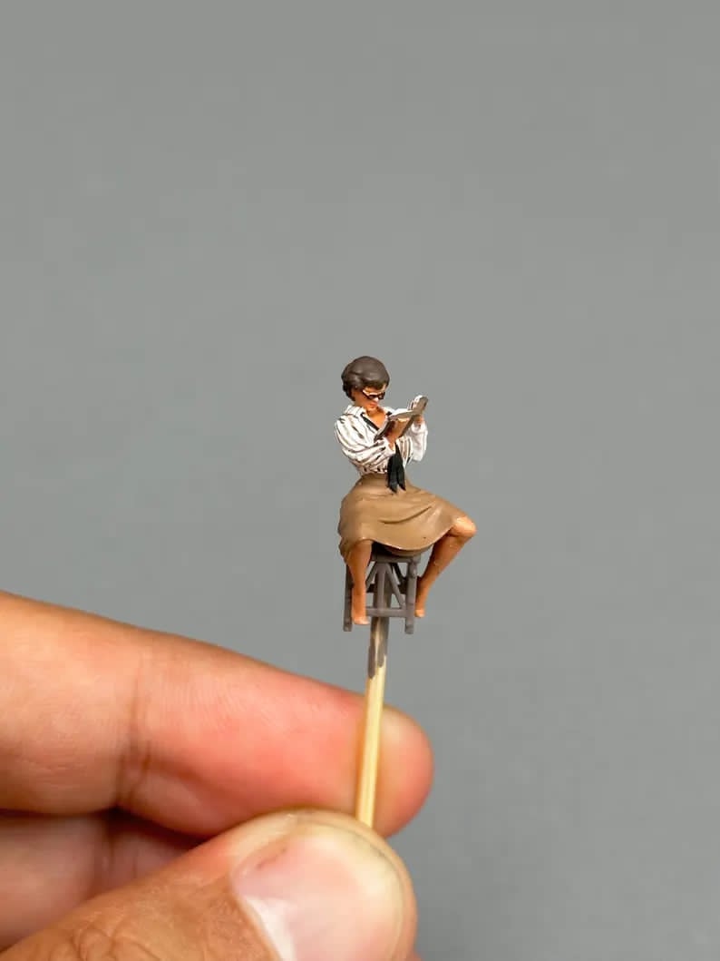 Reading girl figurine handpaint high detail 1:18 to HO scale