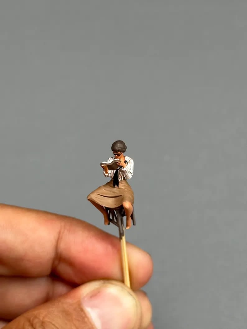 Reading girl figurine handpaint high detail 1:18 to HO scale
