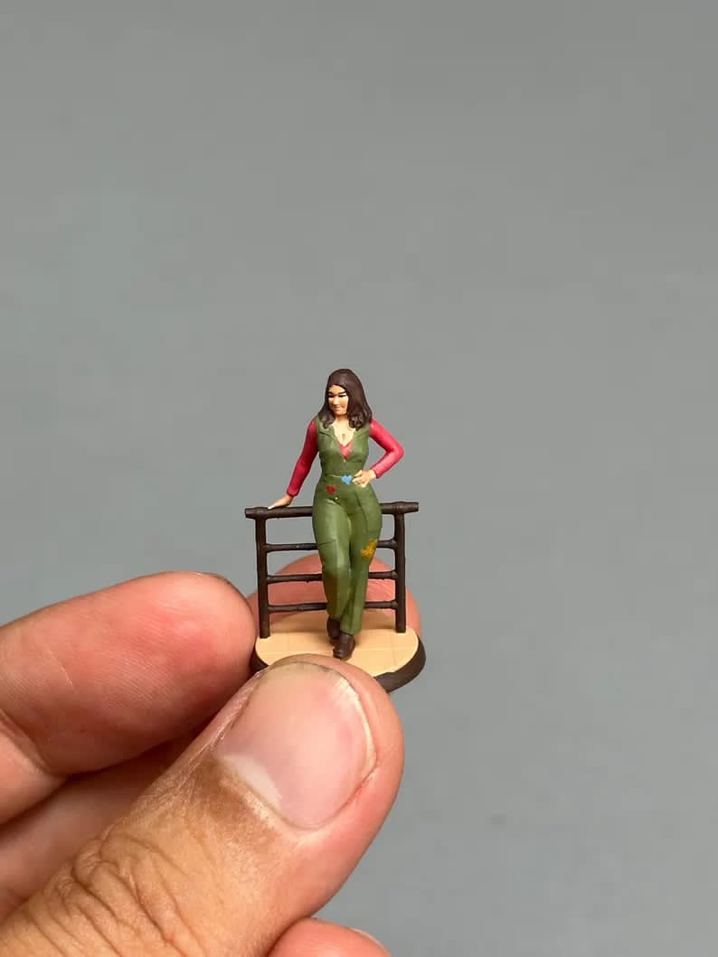 Standing girl figurine handpaint high detail 1:18 to HO scale