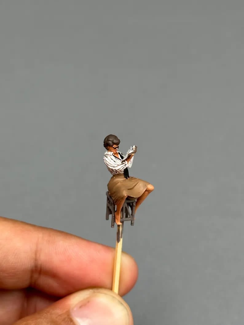 Reading girl figurine handpaint high detail 1:18 to HO scale