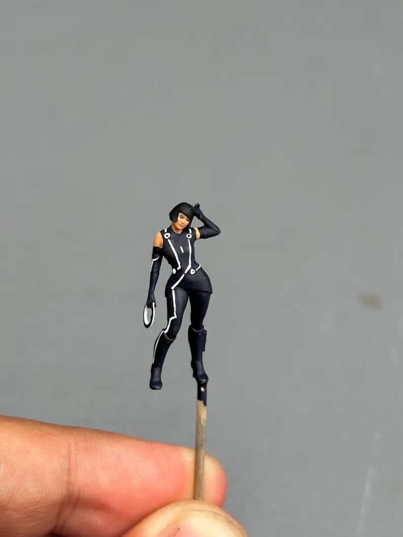 Scifi girl figurine handpaint high detail 1:18 to HO scale