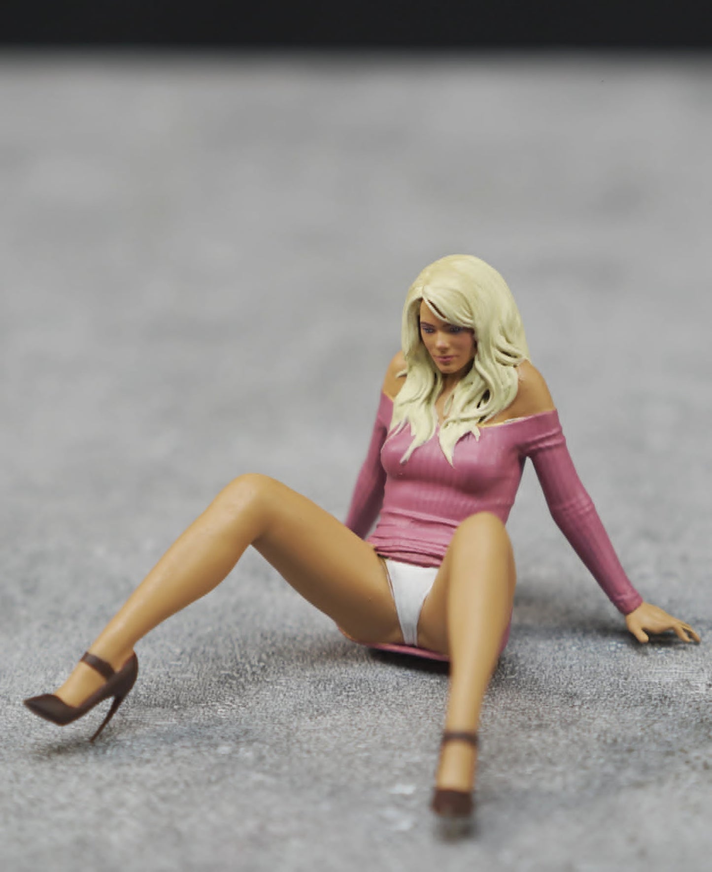 Sexy Sitting girl figure handpaint high detail 1:18 to HO scale