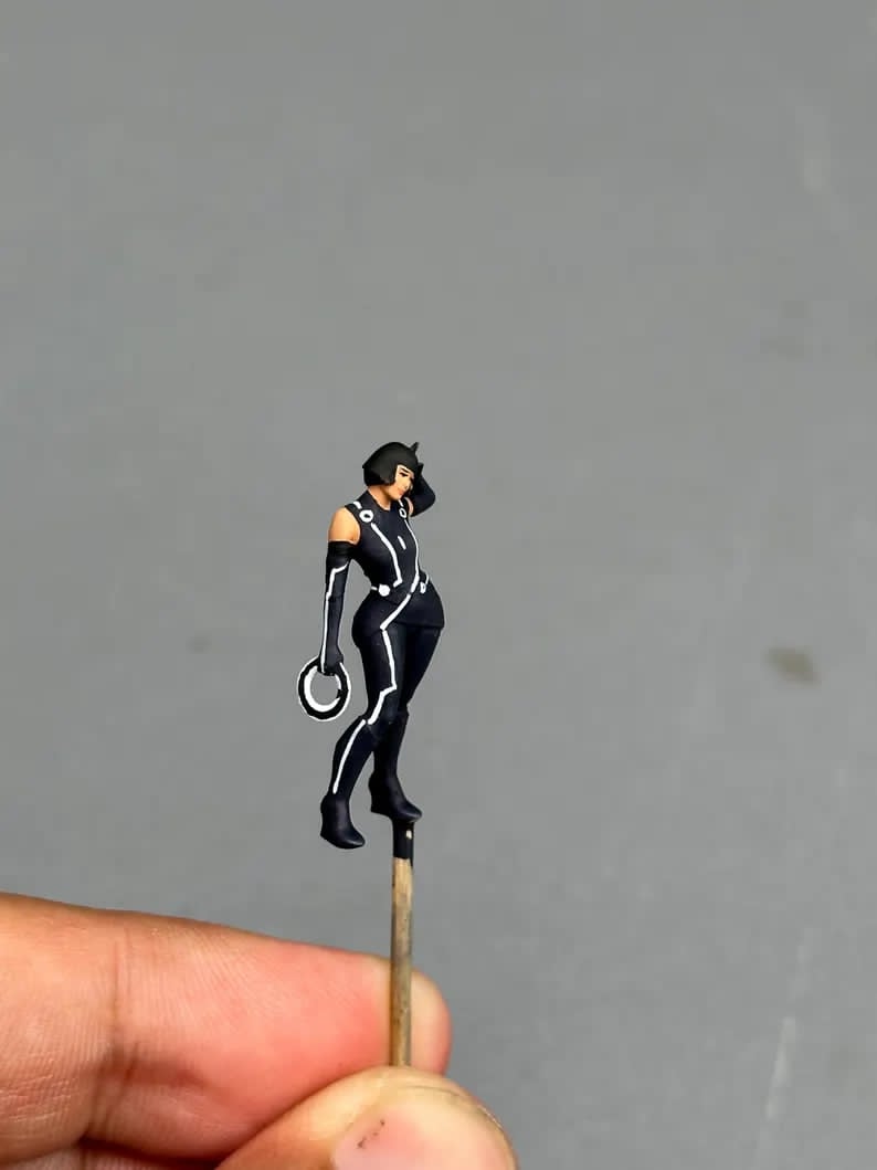 Scifi girl figurine handpaint high detail 1:18 to HO scale