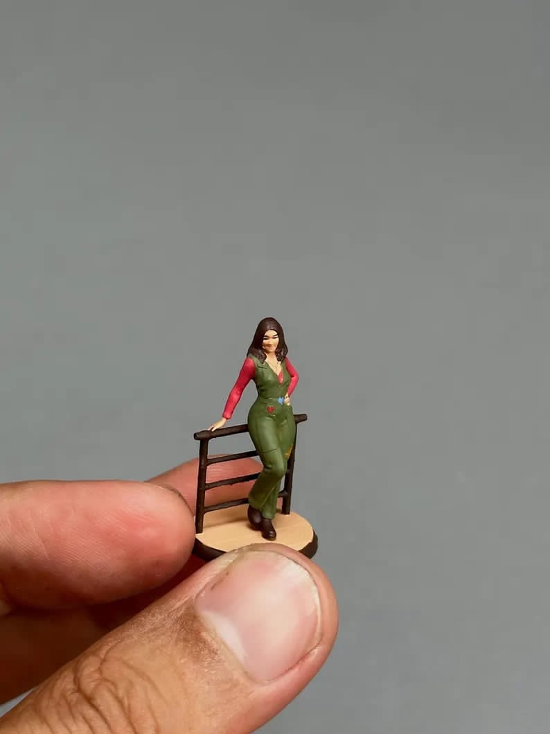 Standing girl figurine handpaint high detail 1:18 to HO scale