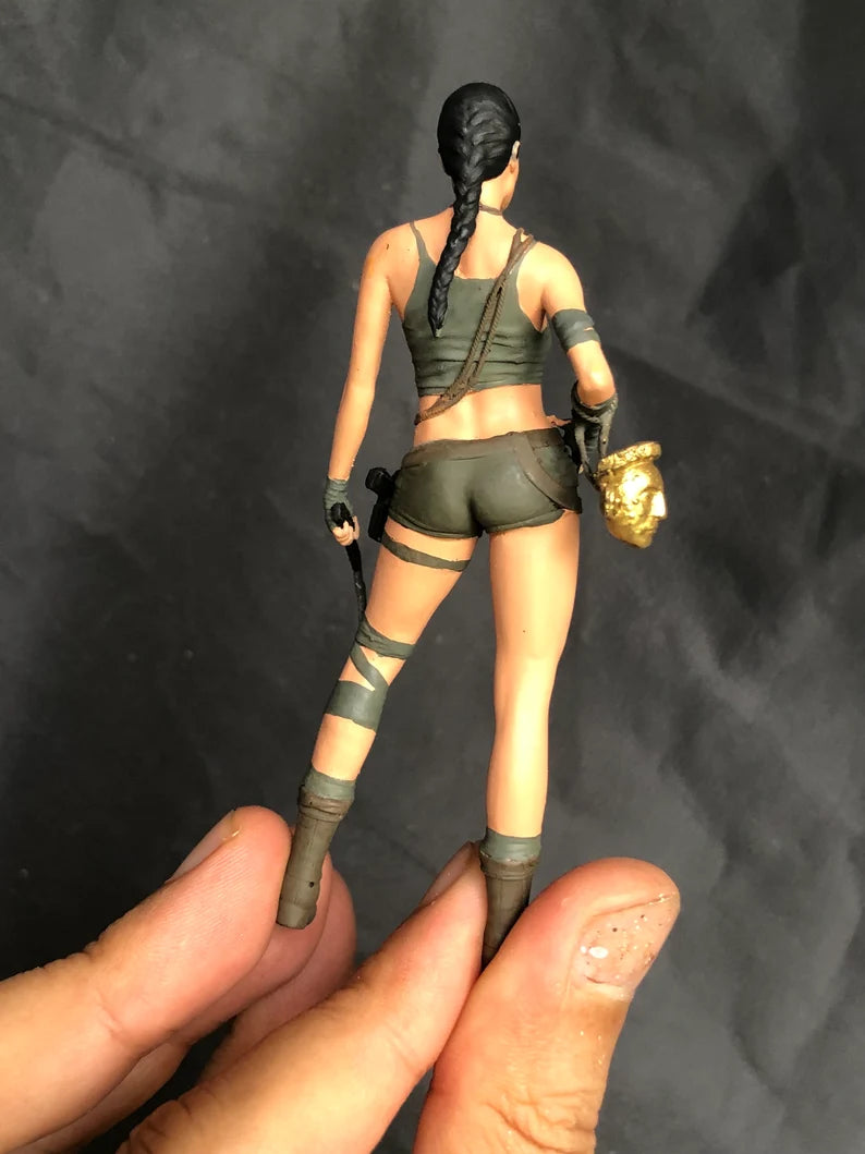 Jolie Tomb girl figure handpaint 1:18 to HO scale