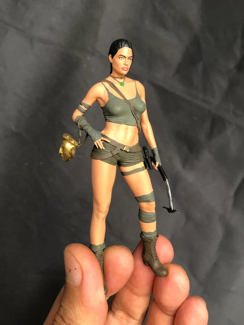 Jolie Tomb girl figure handpaint 1:18 to HO scale