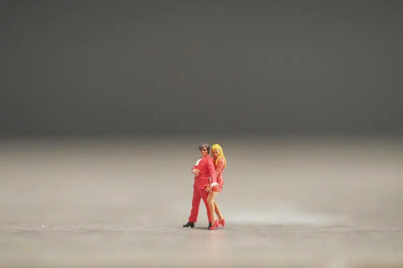 Dancing couple figurine handpaint high detail 1:18 to HO scale