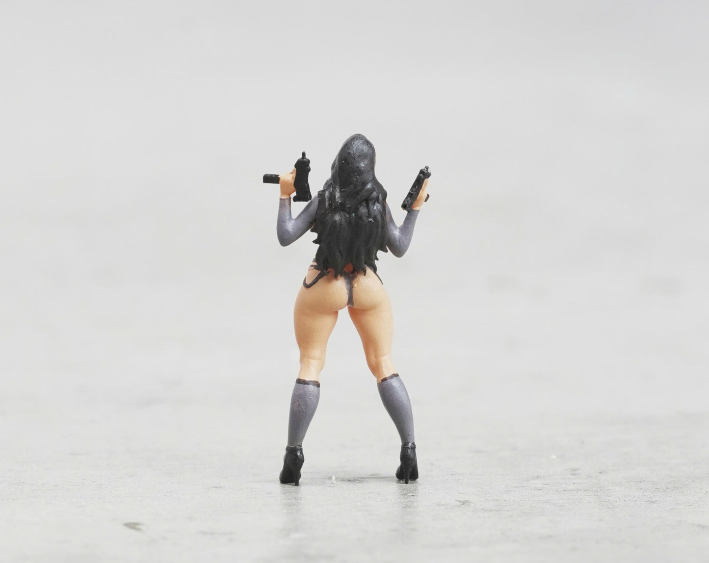 Sexy girl holding gun figure HO 1/64 1/43 1/24 1/18 Scale handpaint high detail