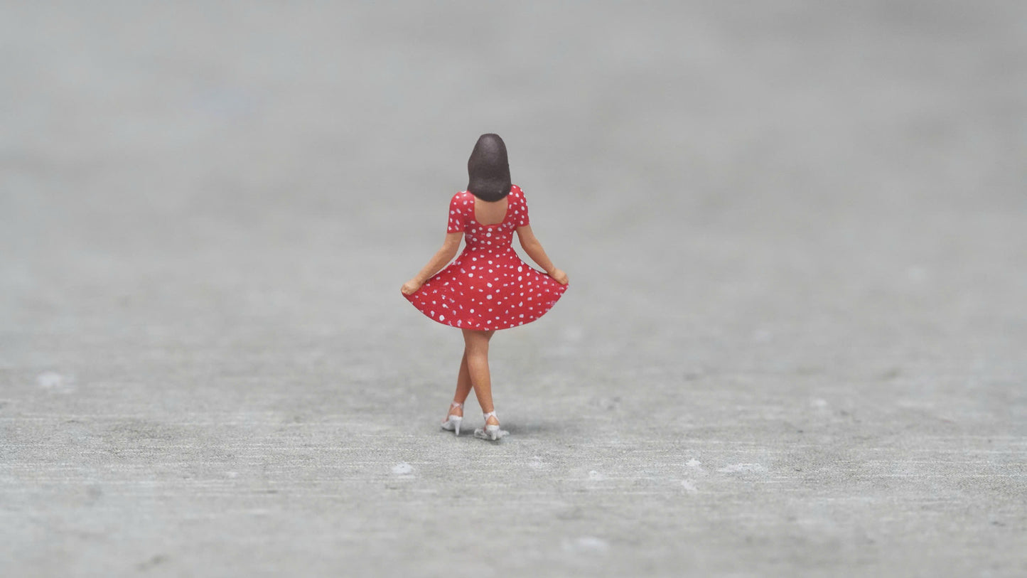 Girl figurine handpaint high detail 1:18 to HO scale
