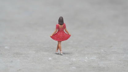 Girl figurine handpaint high detail 1:18 to HO scale