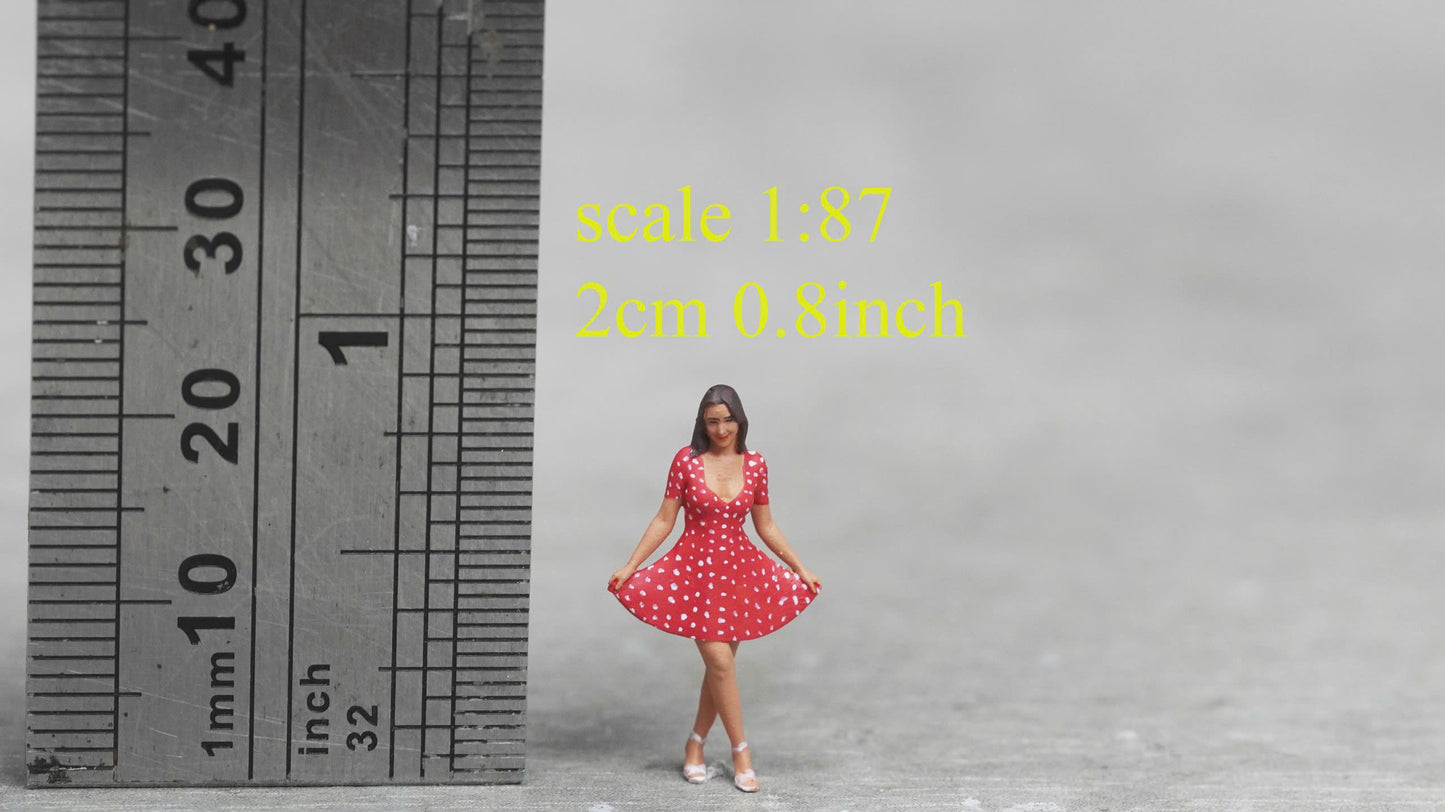 Girl figurine handpaint high detail 1:18 to HO scale