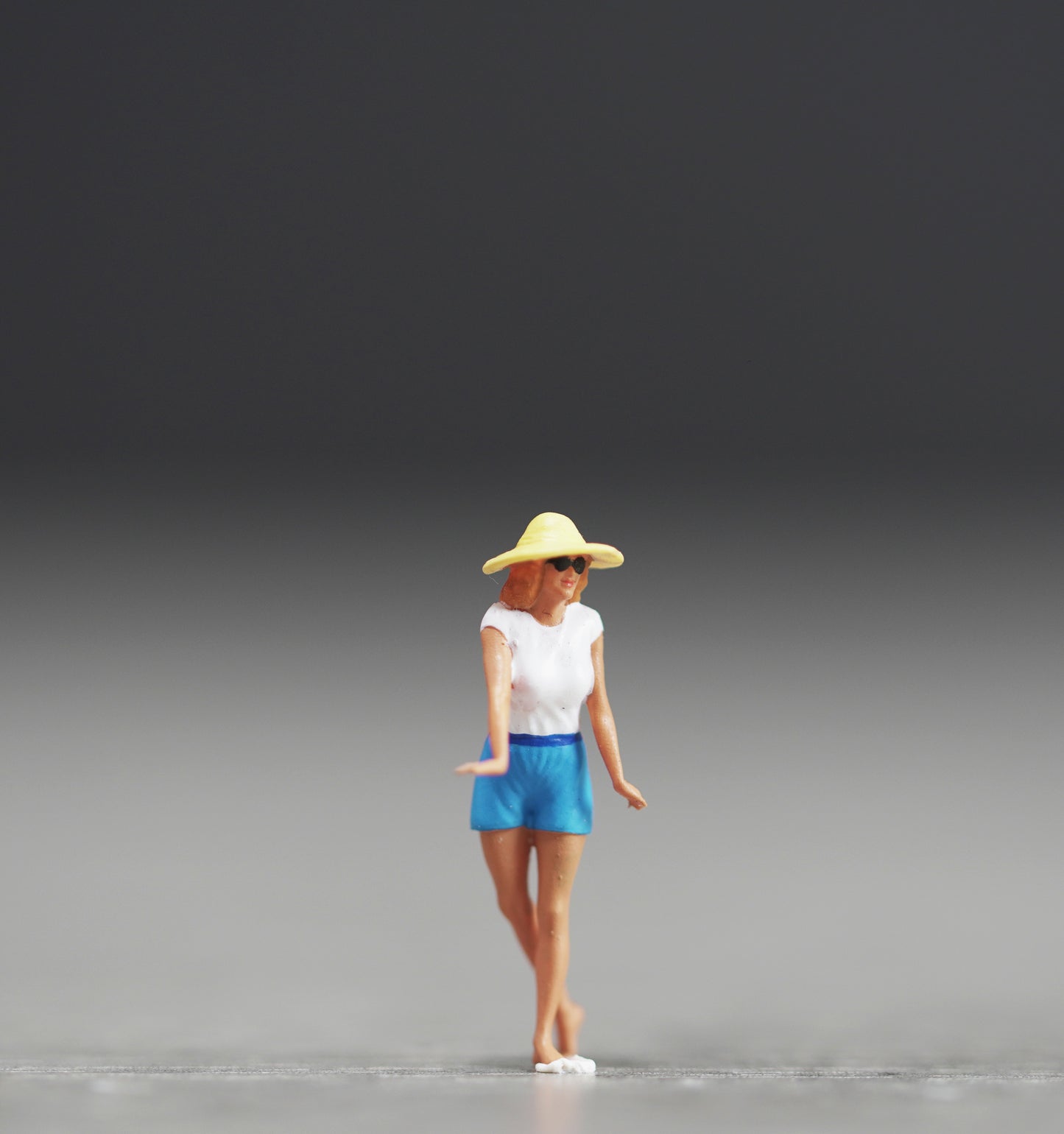 Girl in 60s-70s figure handpaint high detail 1:18 to HO scale