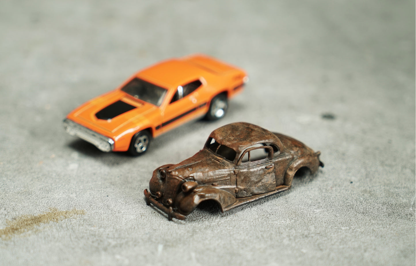 Rusty abandoned car 1:64 HO 1:18 1:43 1:24 scale for diorama making - miniature accessory