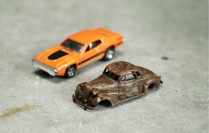 Rusty abandoned car 1:64 HO 1:18 1:43 1:24 scale for diorama making - miniature accessory