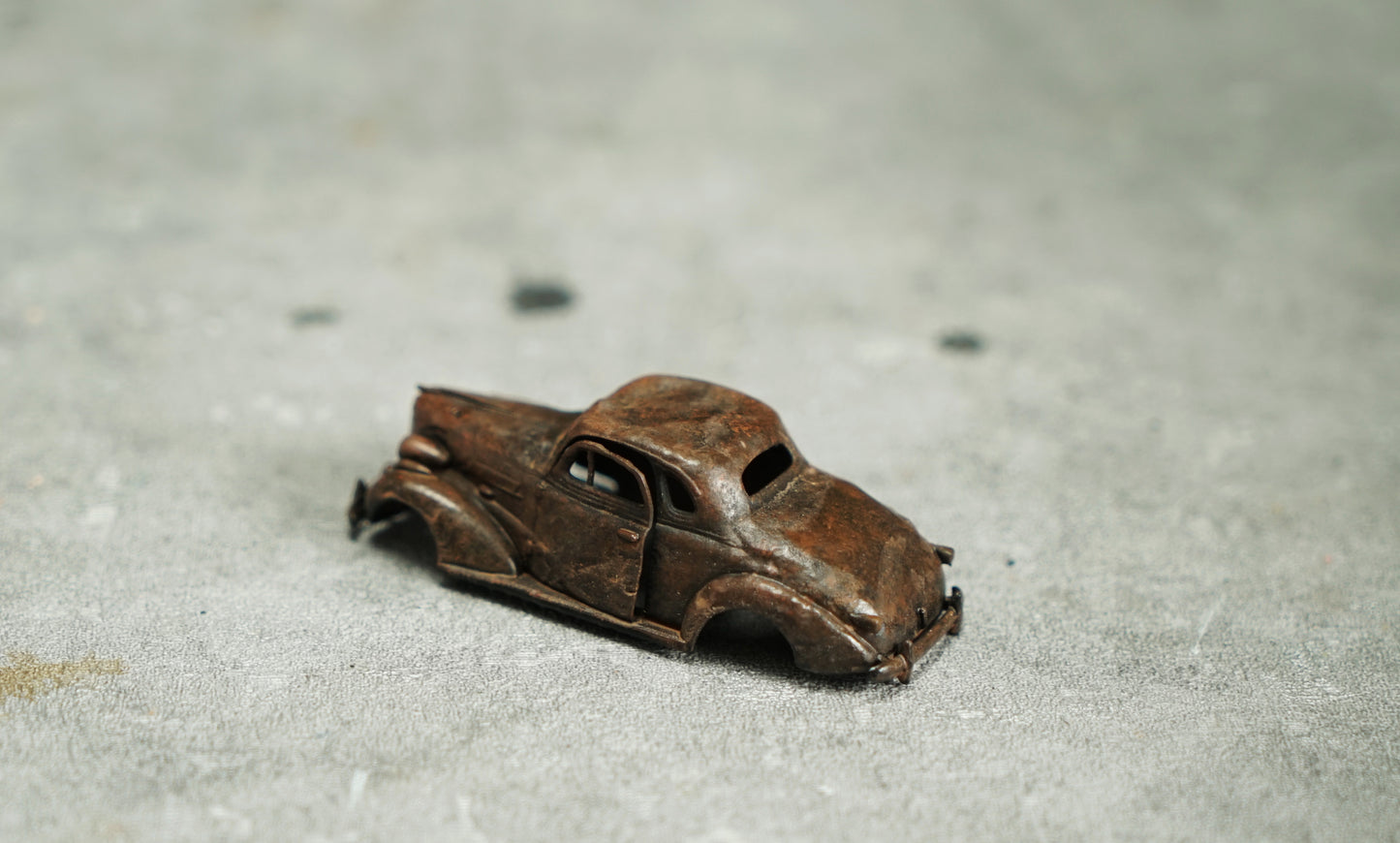 Rusty abandoned car 1:64 HO 1:18 1:43 1:24 scale for diorama making - miniature accessory