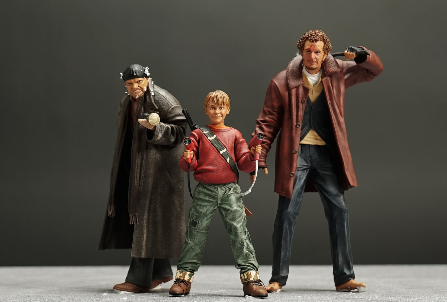 Alone in house figure 1:18 to 1/64 HO scale handpaint high detail