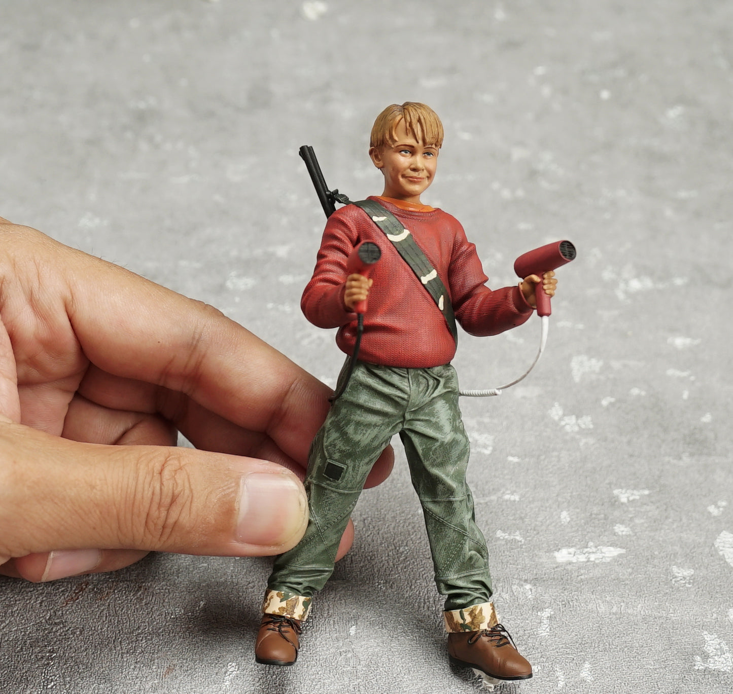 Alone in house figure 1:18 to 1/64 HO scale handpaint high detail