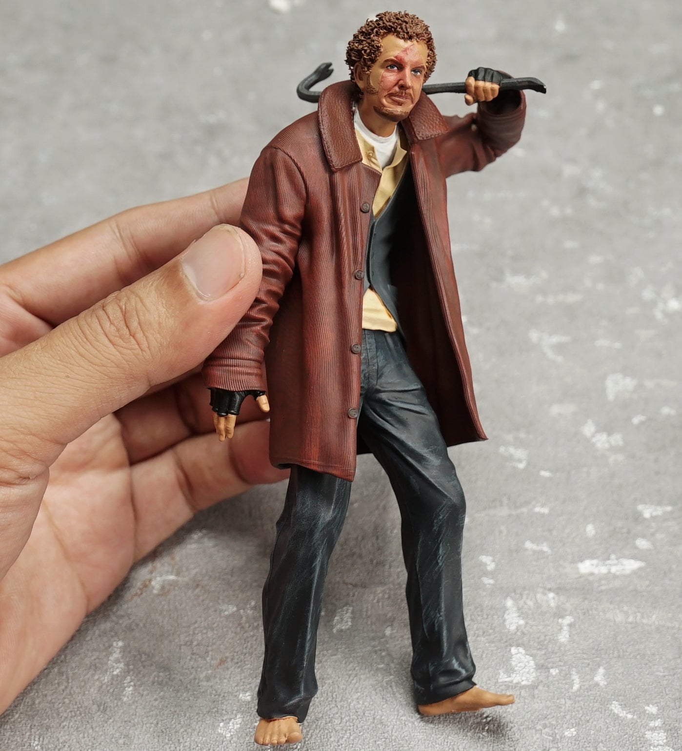 Alone in house figure 1:18 to 1/64 HO scale handpaint high detail