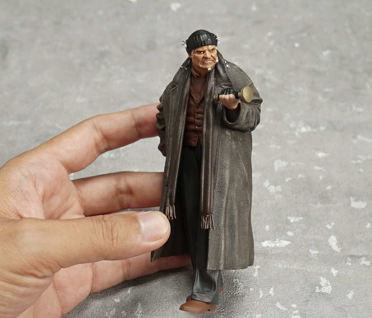 Alone in house figure 1:18 to 1/64 HO scale handpaint high detail
