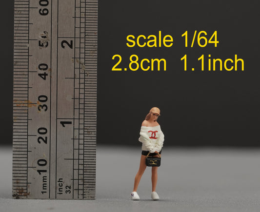 Girl  Carrying bag figurine handpaint high detail 1:18 to HO scale