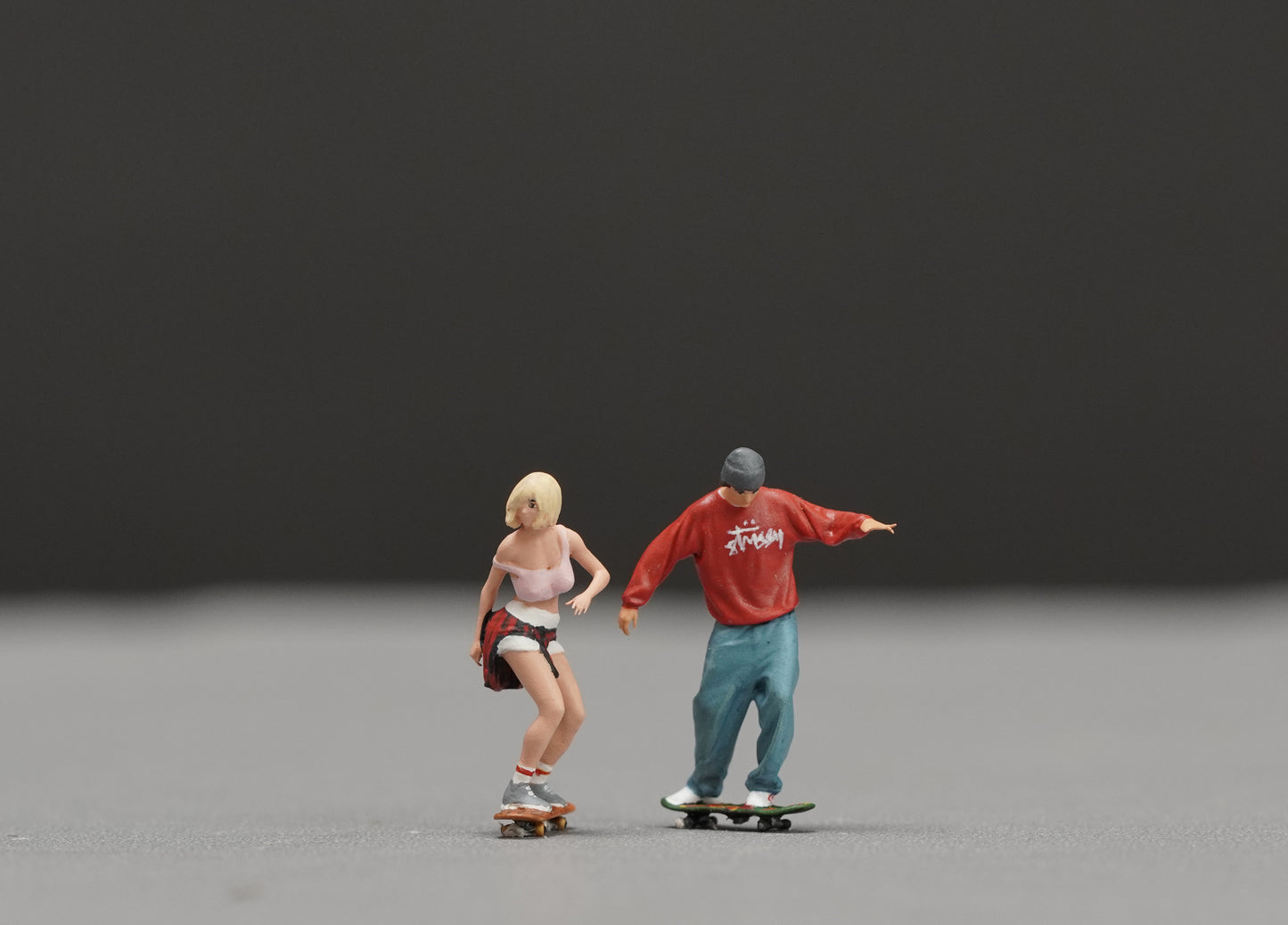 Couple and Skateboarding  figurine handpaint high detail 1:18 to HO scale
