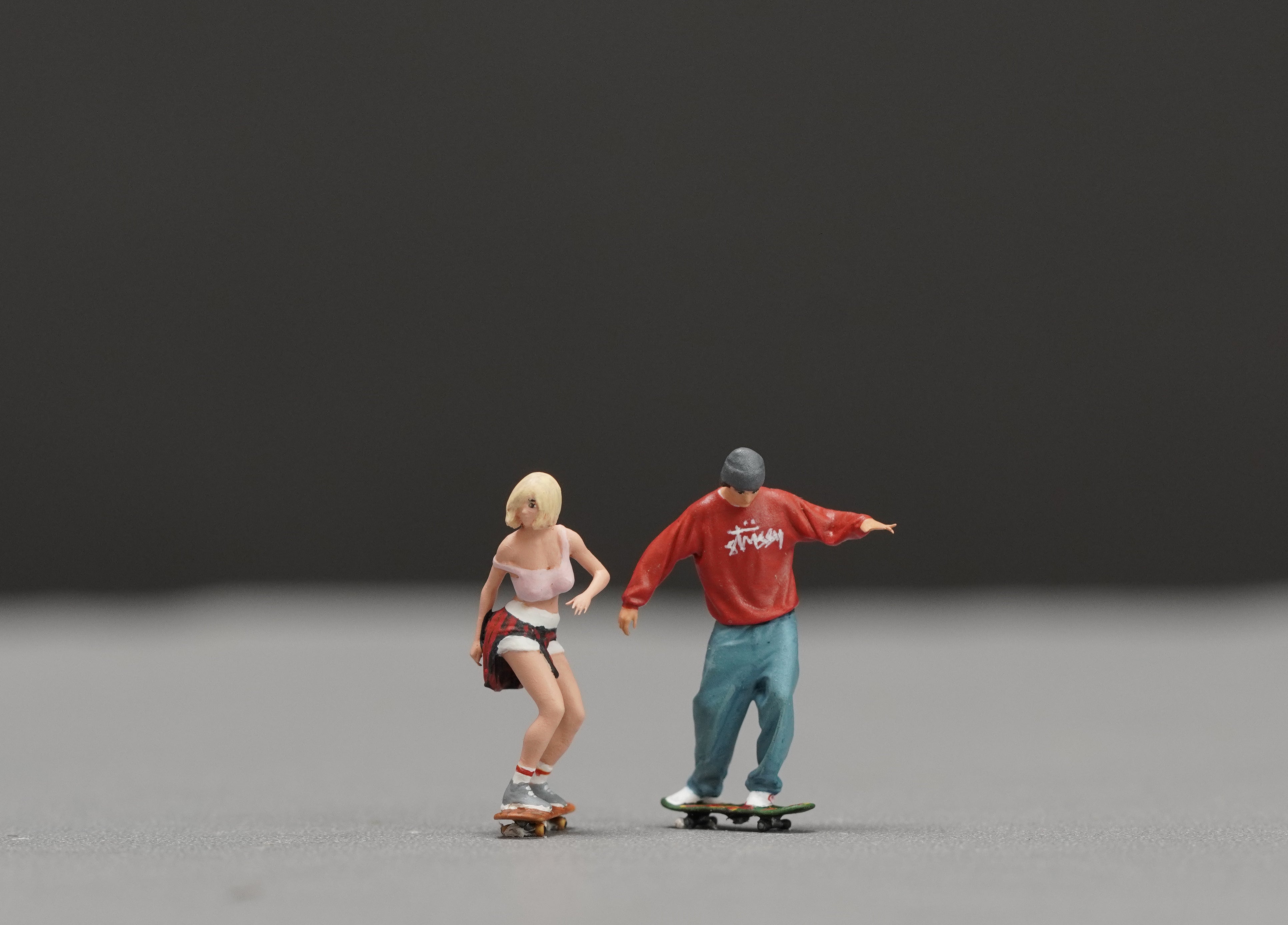Couple and Skateboarding  figurine handpaint high detail 1:18 to HO scale
